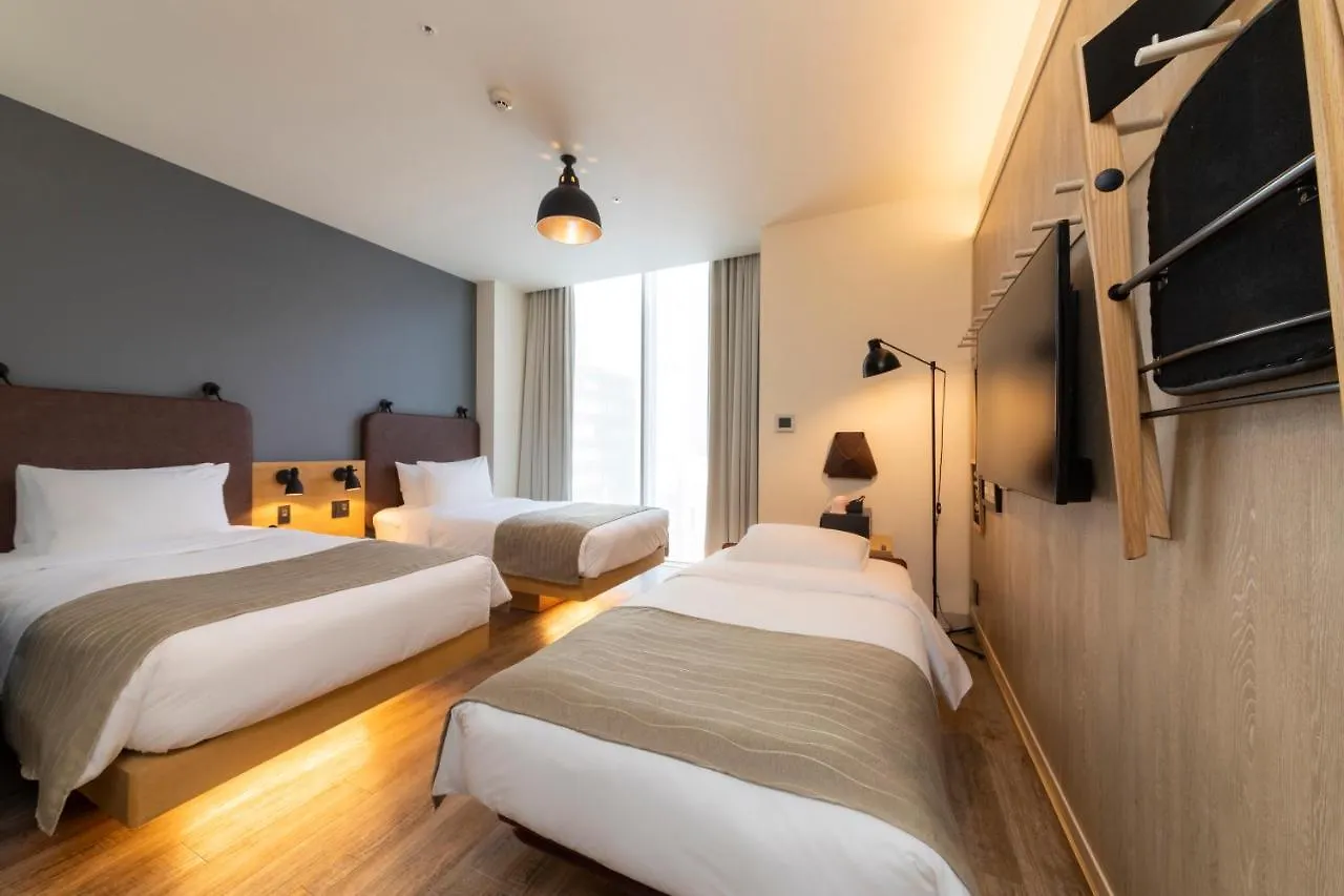 Hotel Moxy Osaka Honmachi By Marriott