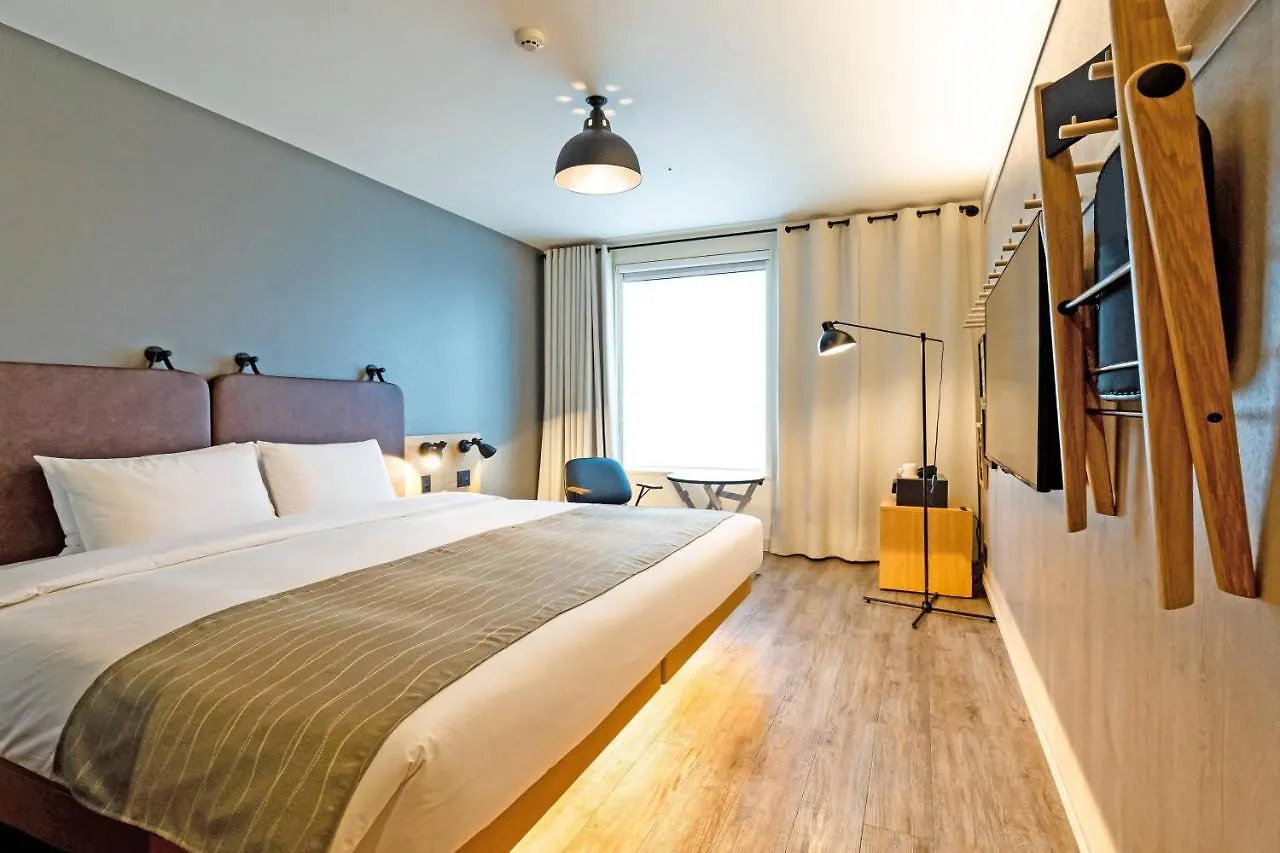 Hotel Moxy Osaka Honmachi By Marriott